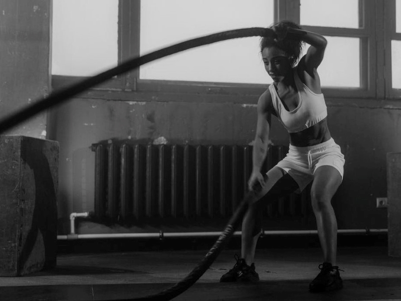 femme pratiquant la battle rope 